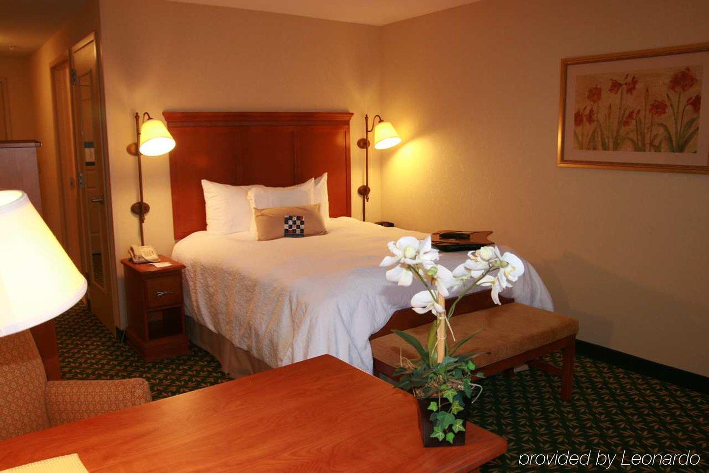 Newly Renovated Hampton Inn Omaha West Lakeside Habitación foto